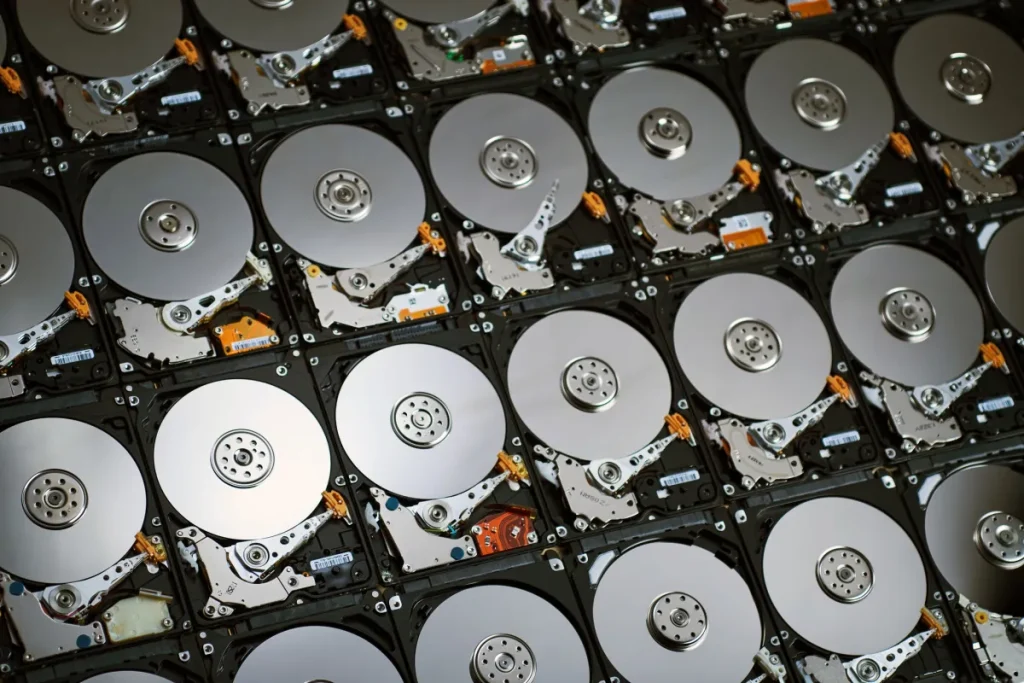 Le maggiori banche di malware al mondo impilate come hard disk.