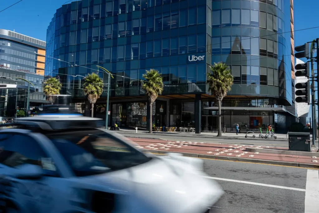 Uber trasforma i suoi milioni di autisti in una rete di sensori per auto a guida autonoma.