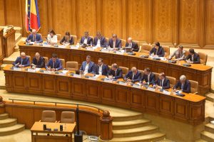 Governo Bolojan in Romania sfiduciato: il Parlamento approva la mozione contro l’esecutivo.
