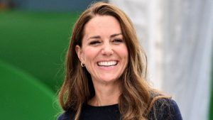 Pantaloni corti bianchi in lino di Kate Middleton: l’alternativa elegante al jeans per il caldo festivo.