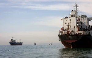 Nave francese colpita nello Stretto di Hormuz: feriti tra l’equipaggio, Trump sospende Project Freedom.