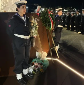 Liguria: commemorazione della Torre Piloti, Bucci afferma “Ricordare significa custodire” nel porto di Genova.