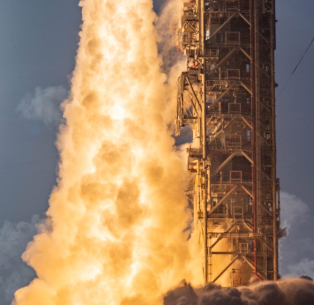 Blue Origin: esplosione di un razzo durante il test di lancio, nessun ferito segnalato.
