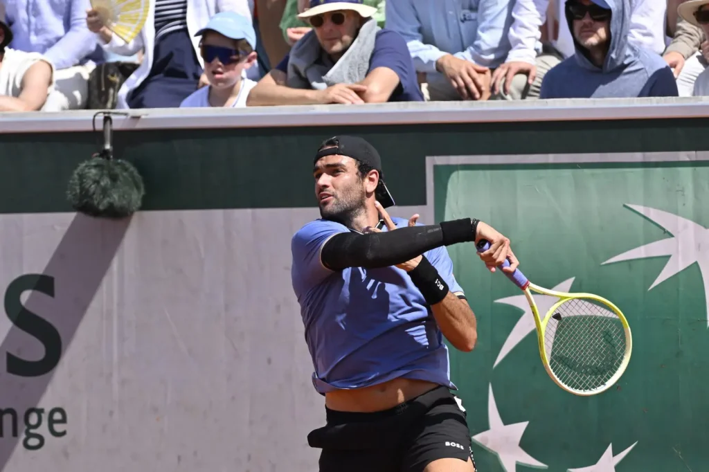 Berrettini e Paolini trionfano al Roland Garros; pomeriggio dedicato al derby Cobolli-Pellegrino.