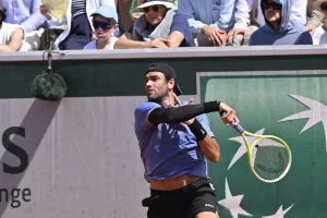 Berrettini e Paolini trionfano al Roland Garros; pomeriggio dedicato al derby Cobolli-Pellegrino.