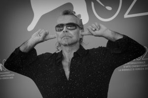 Piero Pelù su Mussolini e la nuova versione di “Bella Ciao” di Delia: polemica al Primo Maggio