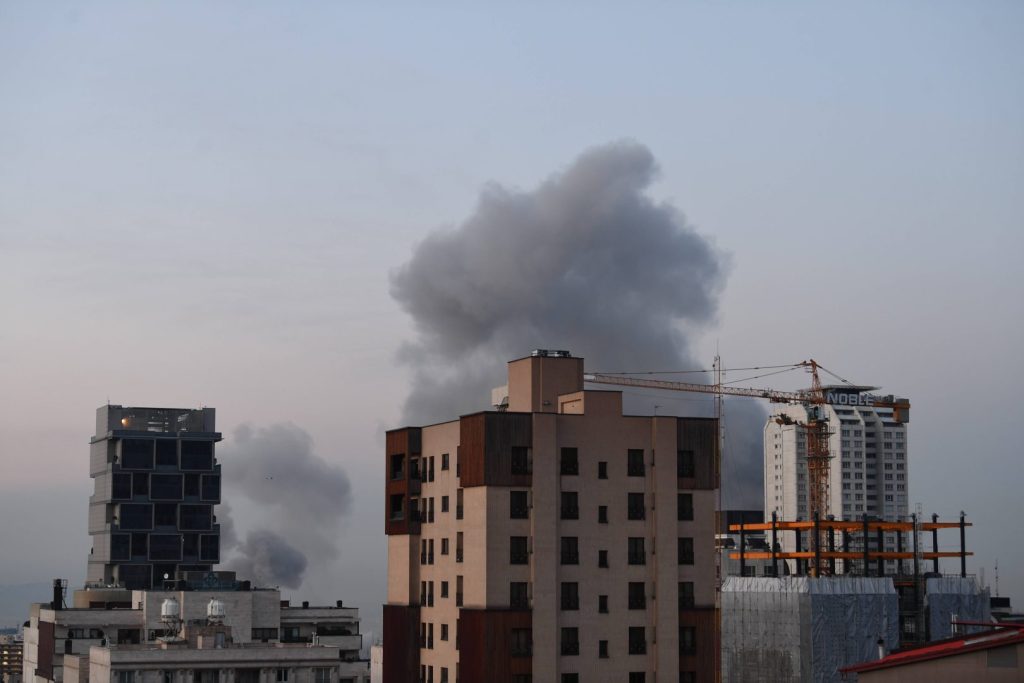 Tensione Usa-Iran: Trump avverte, cessate il fuoco resta in vigore nonostante le provocazioni.