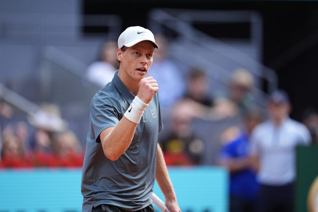Sinner trionfa al Masters 1000 di Madrid, supera Zverev e scrive la storia.