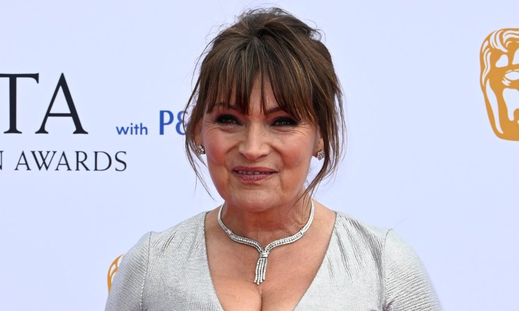 Lorraine Kelly: il dettaglio della sua sorprendente veste BAFTA che esalta la figura.