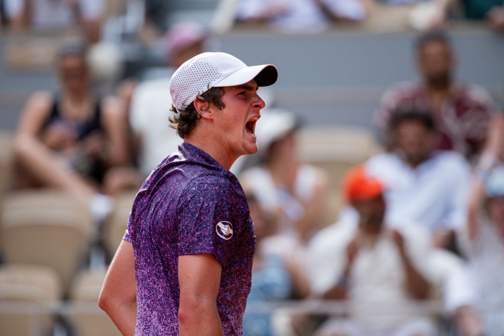 Fonseca batte Djokovic in rimonta e avanza agli ottavi del Roland Garros.