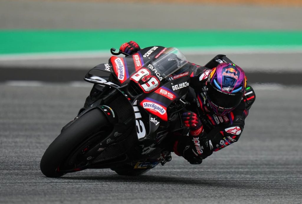 Martin trionfa al GP di Francia, Bezzecchi e Ogura completano il podio.