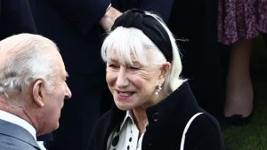 Helen Mirren reinventa il trend a pois con stile, abbinando un’elegante borsa DeMellier.