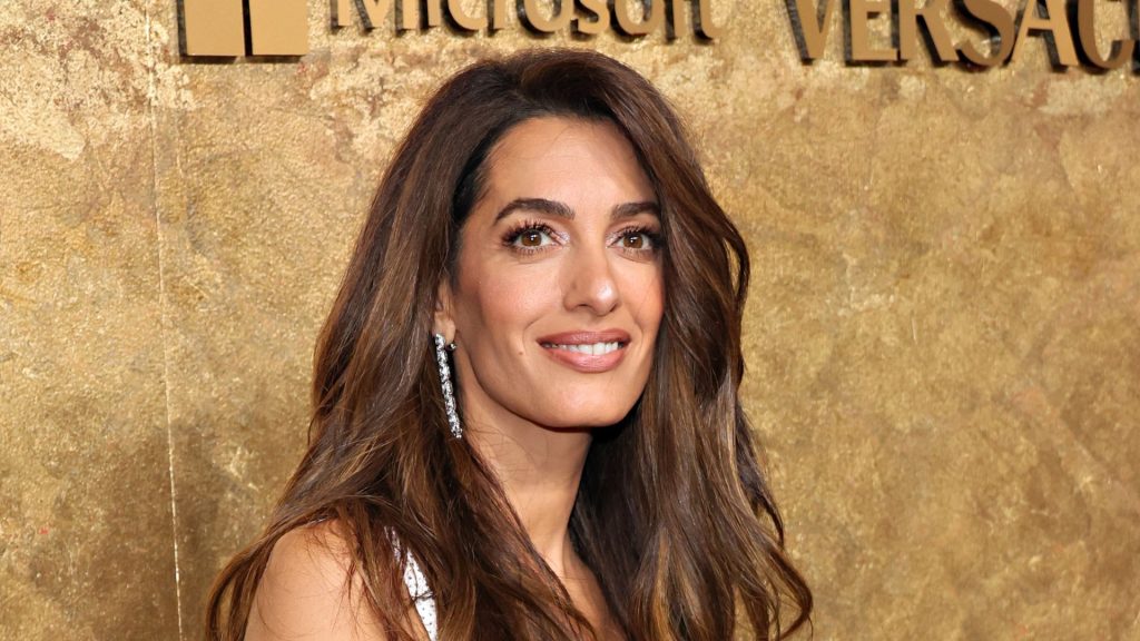 Amal Clooney conquista con il suo look smart-casual in jeans: ispirazione di stile unica!