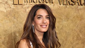 Amal Clooney conquista con il suo look smart-casual in jeans: ispirazione di stile unica!