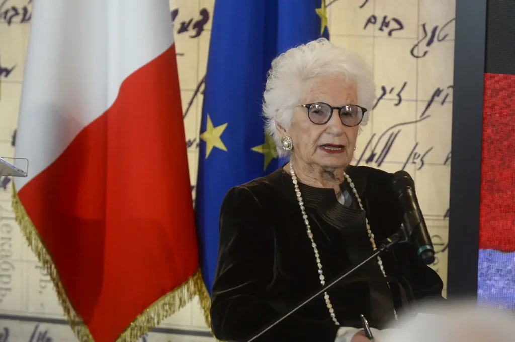 Liliana Segre: “A 96 anni ricevo messaggi di odio, il mondo si fa sempre più oscuro.”