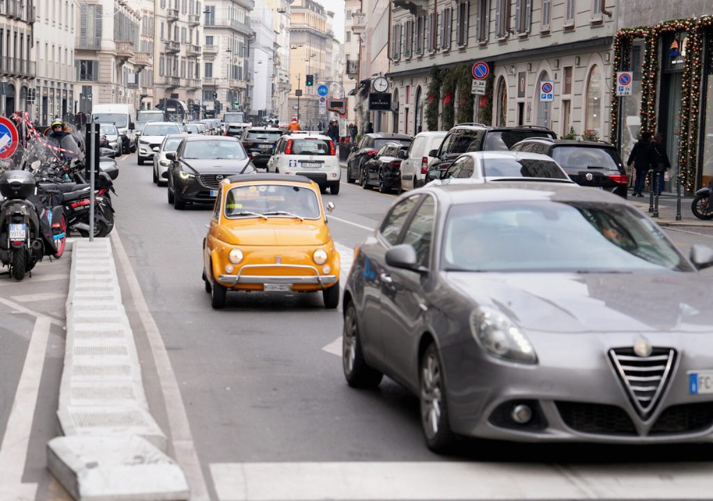 Mercato auto in movimento, ma resta un contesto economico fragile e incerto.