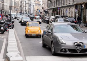 Mercato auto in movimento, ma resta un contesto economico fragile e incerto.