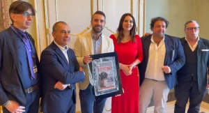 Cast stellare celebra 15 anni Premio Troisi al Marefestival Salina, evento imperdibile