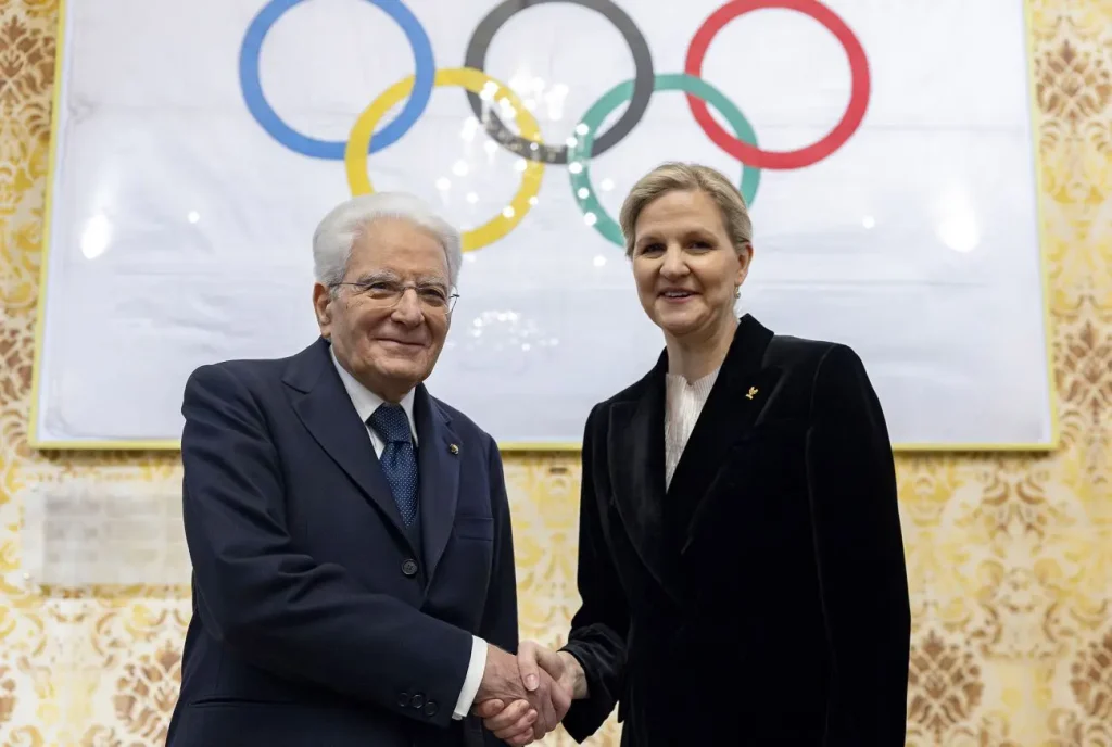 Mattarella riceve il Collare Olimpico dalla presidente del CIO Coventry il 12 maggio.