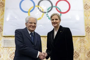 Mattarella riceve il Collare Olimpico dalla presidente del CIO Coventry il 12 maggio.