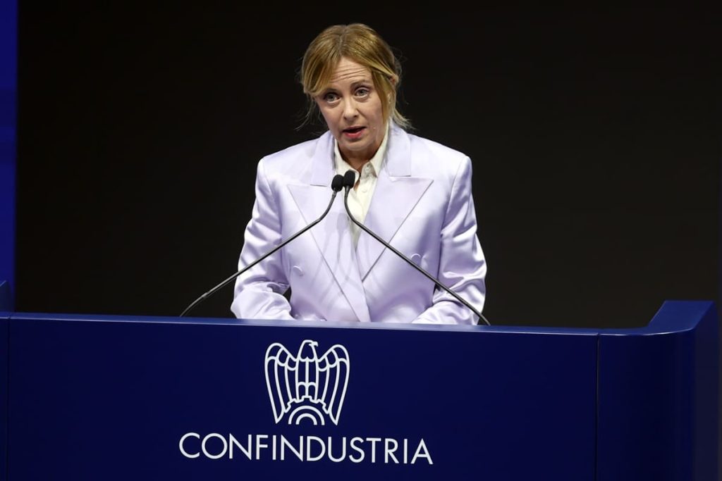 Meloni a Confindustria: “Europa, agisci meglio. Orsini propone 20 miliardi per crescita e sanità.”