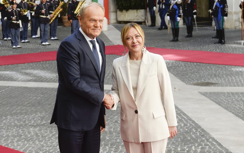 Meloni e Tusk: alleanza contro dazi interni Ue e nuove sfide comuni.