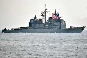 Tensione nello Stretto di Hormuz: Pasdaran attaccano navi mercantili, Usa rispondono su Bandar Abbas.