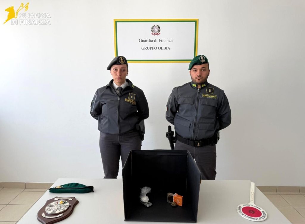 Giovane di 26 anni arrestato a Olbia per possesso di droga mentre si muoveva in monopattino.