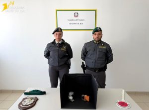 Giovane di 26 anni arrestato a Olbia per possesso di droga mentre si muoveva in monopattino.
