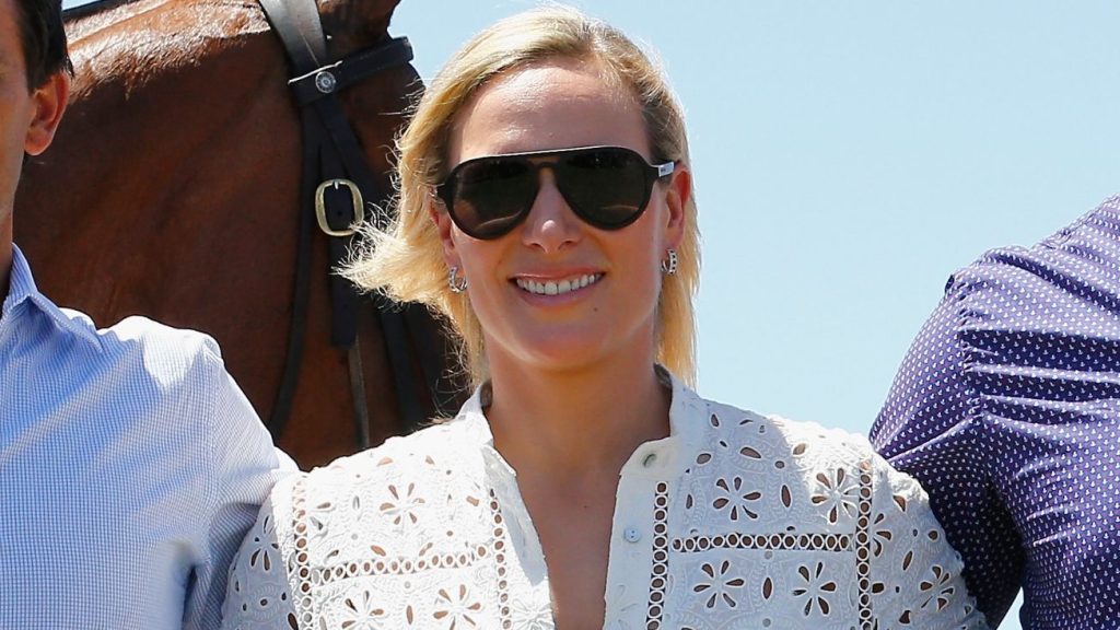 Idee di outfit per l’uscita dal caldo: il vestito bianco di Zara Tindall da copiare.