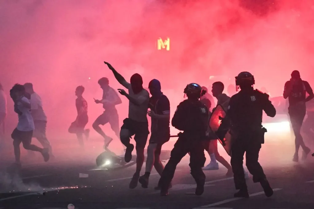Scontri a Parigi dopo la vittoria del PSG: 1 morto e 219 feriti.