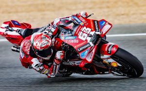 Bagnaia conquista la pole in Francia, seguito da Marquez e Bezzecchi in grande forma.