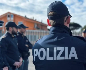Camorra a Bagnoli: cinque arresti per estorsione nella zona di Napoli.