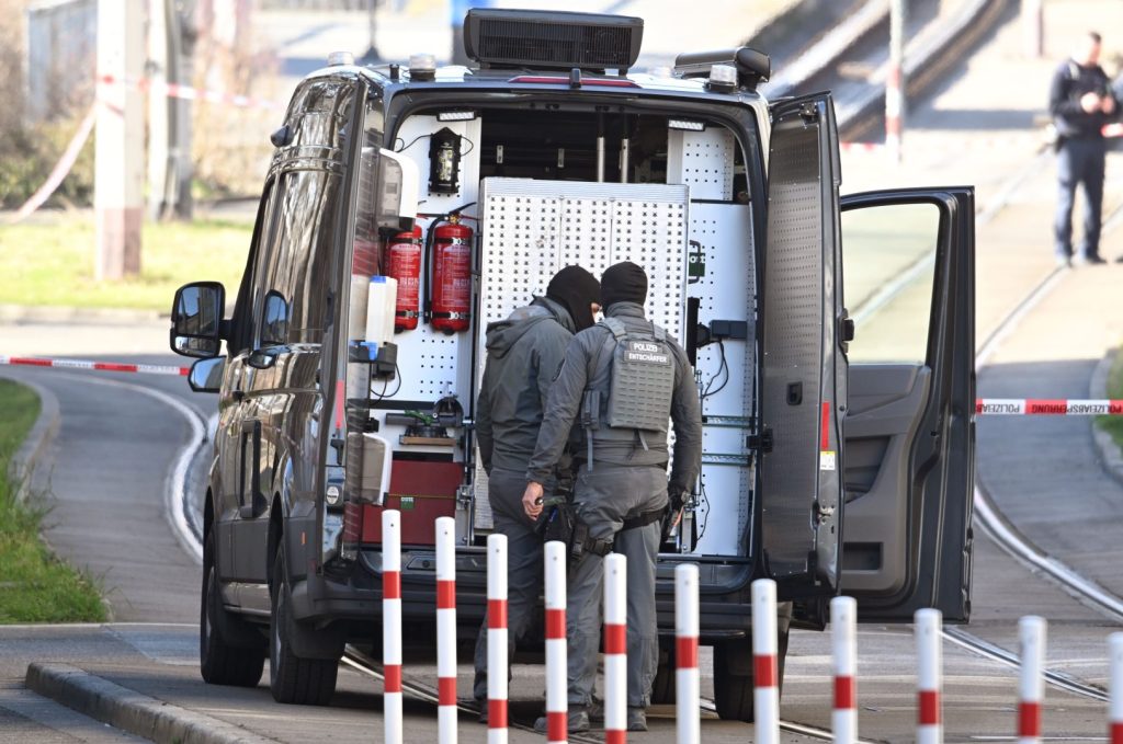 Auto travolge folla a Lipsia: due morti e due feriti gravi in tragico incidente.