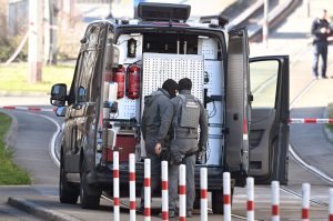 Auto travolge folla a Lipsia: due morti e due feriti gravi in tragico incidente.
