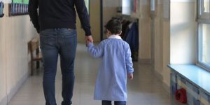 Francia: 16 indagati per abusi su bambini di 3 anni, emerge un caso scioccante.