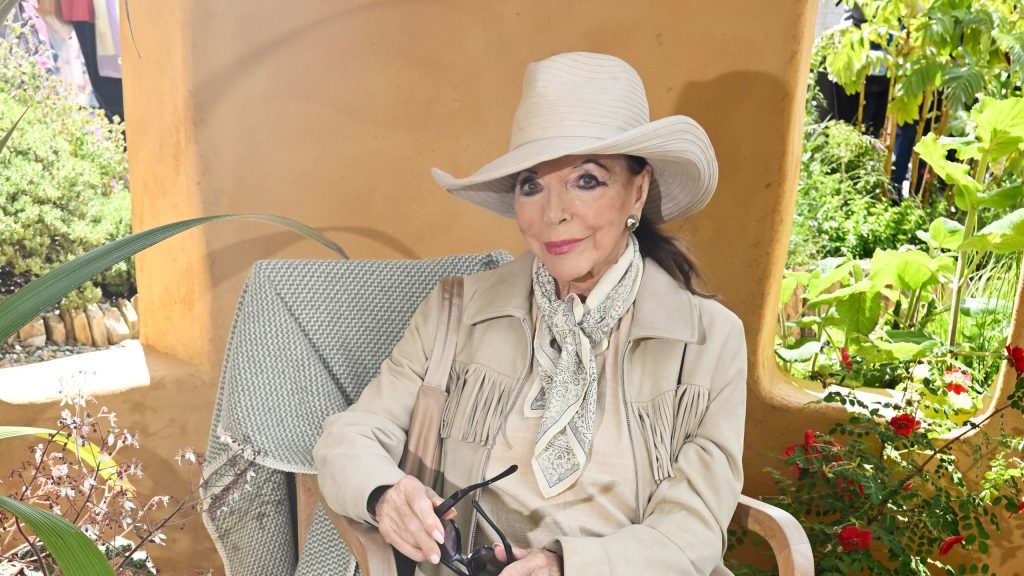 Estate elegante: ispirati al look neutro di Joan Collins con frange e mocassini paisley.