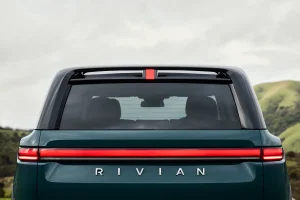 Rivian annuncia la consegna dei primi SUV R2 il 9 giugno.