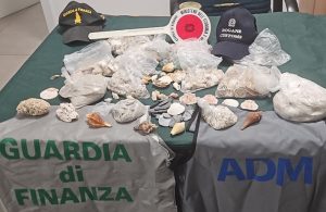 Turista ungherese denunciata ad Alghero per 6 kg di conchiglie e sabbia in valigia