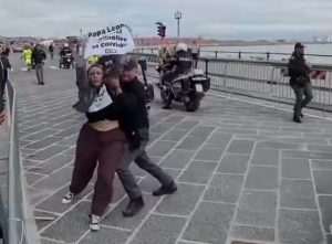 Attiviste Peta bloccano Papamobile a Napoli per protestare contro le corride: video.