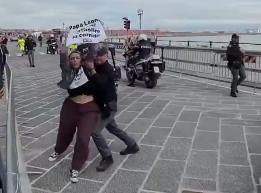 Attiviste Peta bloccano Papamobile a Napoli per protestare contro le corride: video.
