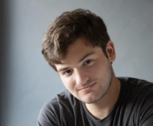 Theo Baker: quattro anni di ricerche su Stanford, ecco le scoperte più importanti.