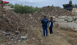 Smaltimento illecito di rifiuti: due arresti e nove indagati tra Napoli e Caserta.