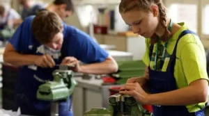 Tre studenti sospesi un mese per aggressione a docenti a Parma: rischio bocciatura.