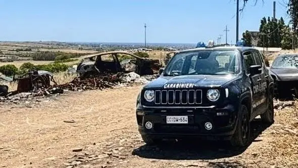 Operazione nel Cagliaritano: scoperta discarica abusiva con 10 auto rubate.