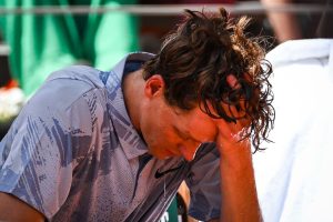 Sinner out al Roland Garros: malessere ferma la vittoria, “Nessuno è un robot”.