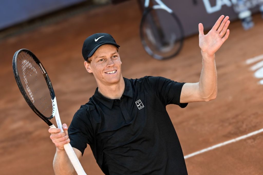 Sinner trionfa su Rublev in due set e conquista la semifinale agli Internazionali d’Italia.
