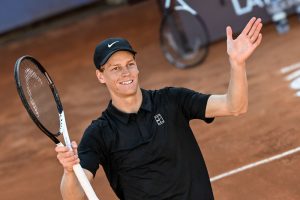 Sinner trionfa su Rublev in due set e conquista la semifinale agli Internazionali d’Italia.