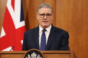 Starmer rigetta dimissioni: “Non abbandonerò il Regno Unito nel caos attuale”