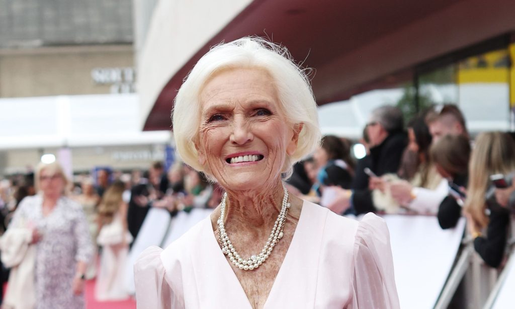 Mary Berry incanta ai BAFTA con eleganza e comodità grazie ai suoi eleganti tacchi bassi.